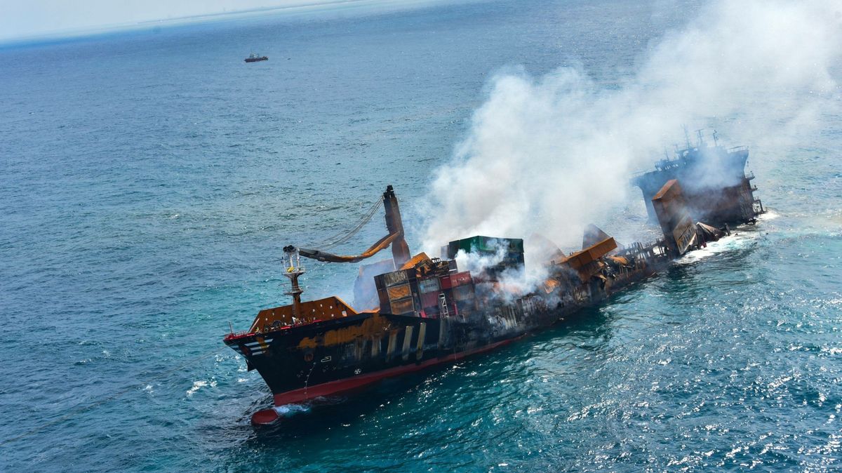 Tuny chemikálií z potápějící se lodi. Katastrofa může být nevyčíslitelná, varují srílanské úřady